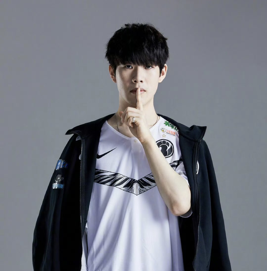 夸张庆祝并 夸张庆祝并